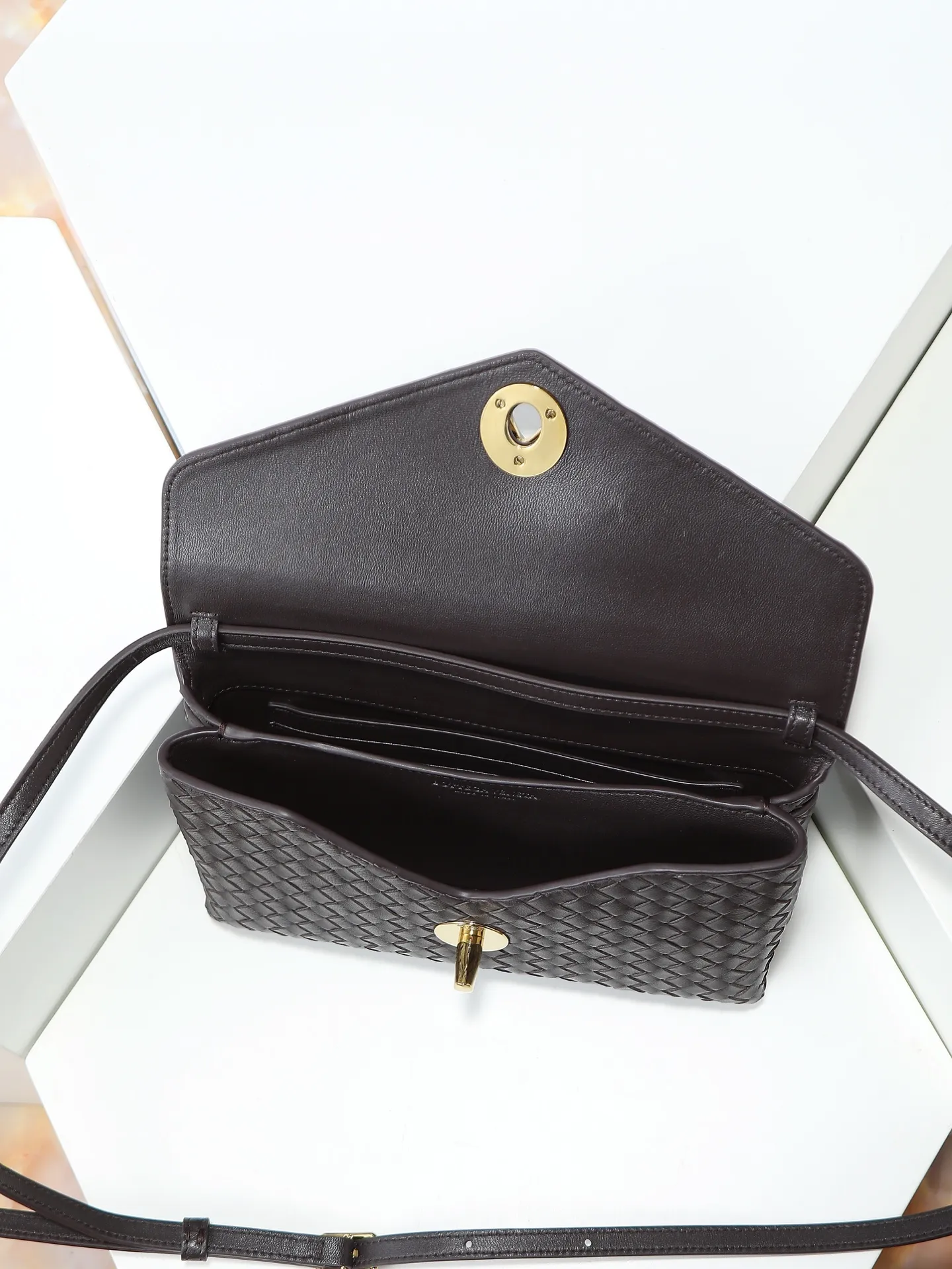 980. BV's new early spring bag Knot Lock series is now on the market! The entire bag shape is presented with 10mm Intrecciato weaving technology, and is equipped with Knot x3 rotating buttons! There are compartments and multiple card slots inside! It is a versatile commuter bag that can be used in various occasions. It has multiple carrying methods, and the shoulder strap is also detachable, hand-held, shoulder-carrying, and cross-body. Retro and fashionable, the exquisite old money style is easy to handle! Size: 25*16*5.5cm Style number: 817191